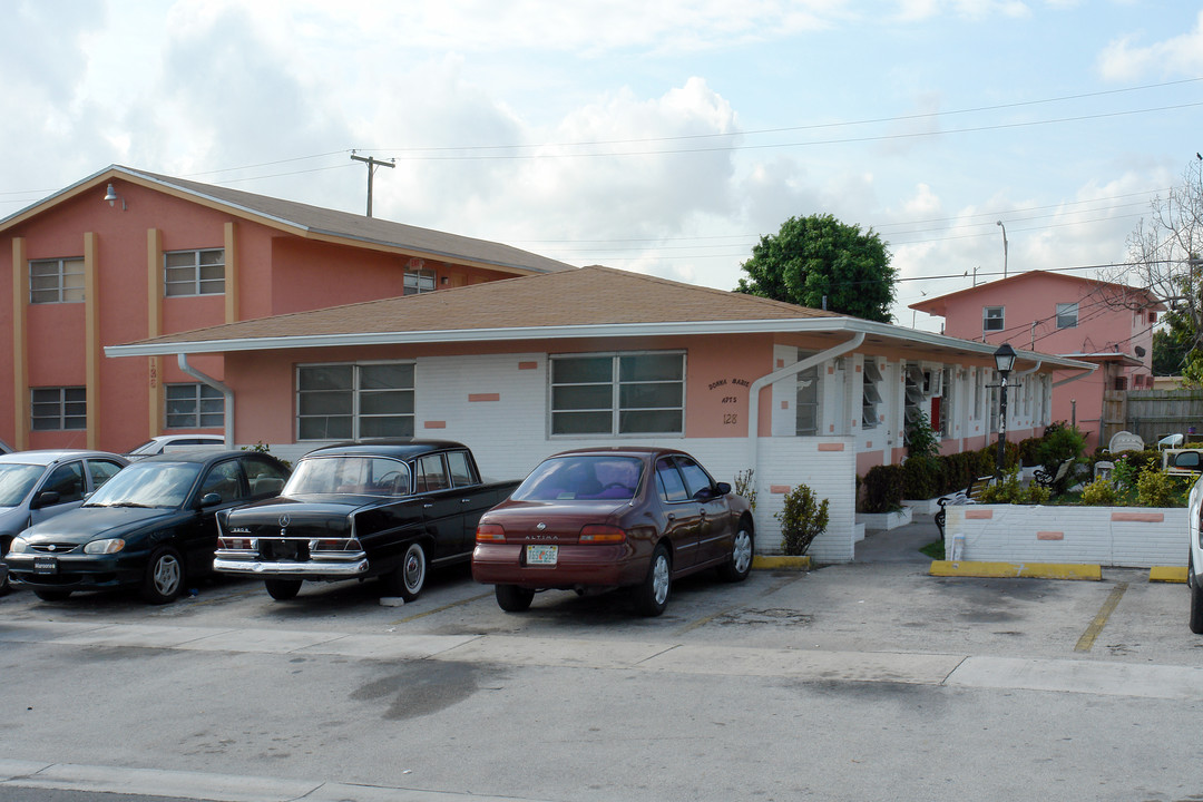 128-132 W 7th St in Hialeah, FL - Foto de edificio