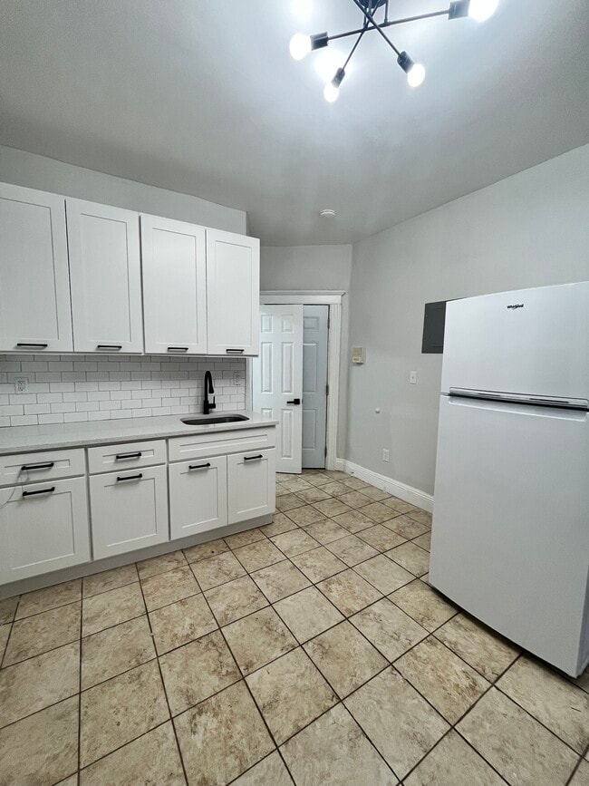 136 W 54th St, Unit 2 in Bayonne, NJ - Building Photo - Building Photo