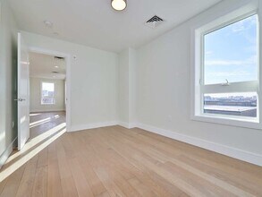305 Border St, Unit #508 in Boston, MA - Foto de edificio - Building Photo