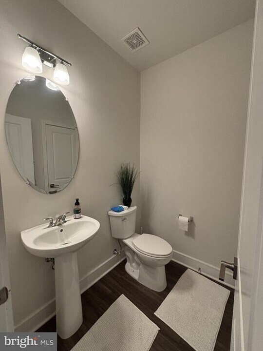 6713 Karter Robinson Dr in Haymarket, VA - Foto de edificio