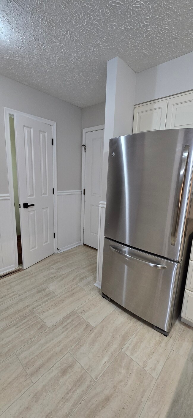 757 Island Ct, Unit C in Eaton Rapids, MI - Foto de edificio - Building Photo