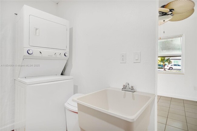 5985 SW 41st St in Miami, FL - Building Photo - Building Photo