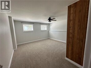 36 Inglewood Ct in Grimsby, ON - Building Photo - Building Photo