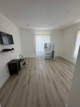 1339 S Mansfield Ave, Unit top unit in Los Angeles, CA - Building Photo - Building Photo