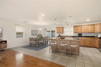 37 Thayer St in Bristol, RI - Building Photo - Building Photo