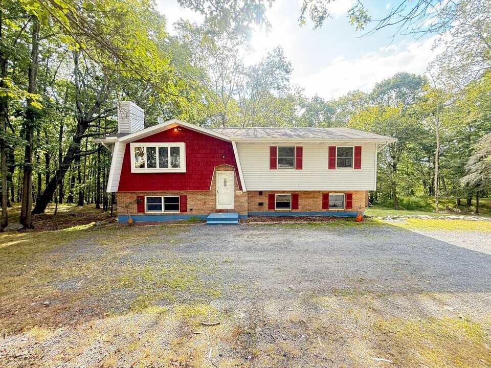 4344 Pne Rdg Dr in Bushkill, PA - Building Photo