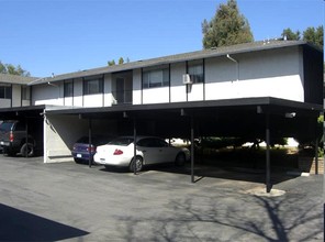 Twelve Oaks Apartments in Los Gatos, CA - Foto de edificio - Building Photo