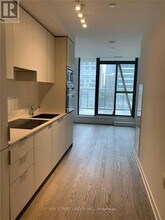 11 Wellesley St W in Toronto, ON - Building Photo - Building Photo