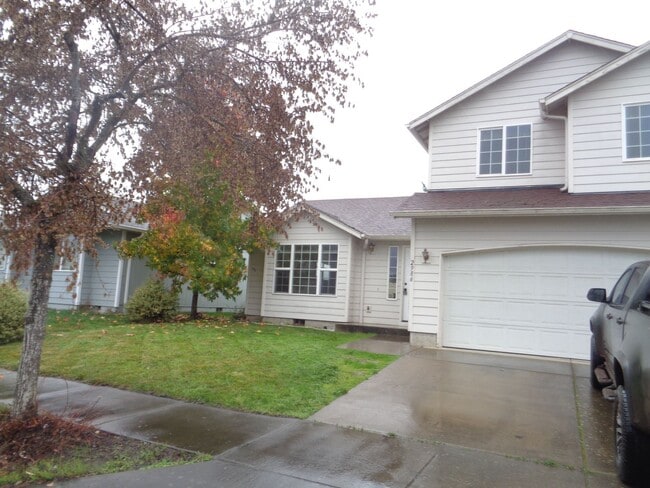 2986 S 12th St in Lebanon, OR - Building Photo - Building Photo