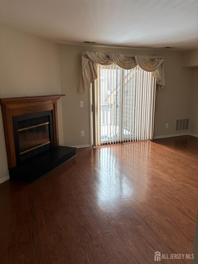 92 Heather Ct in Edison, NJ - Building Photo - Building Photo