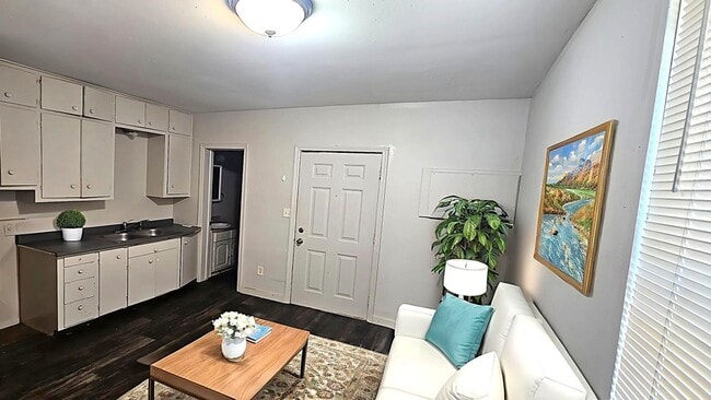 property at 817 W 11th St