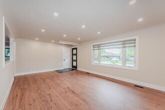 5 Cadillac Dr in Guelph, ON - Building Photo - Building Photo
