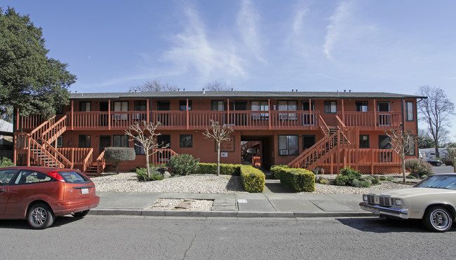 Brown Street, 102-156 in Napa, CA - Foto de edificio - Building Photo