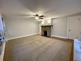 16 Maplewood Ave, Unit 16 in Crafton, PA - Building Photo