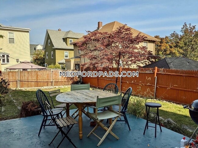 141 George St, Unit 1 in Medford, MA - Building Photo - Building Photo