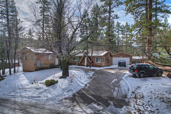 40157 Highland Rd in Big Bear Lake, CA - Foto de edificio - Building Photo