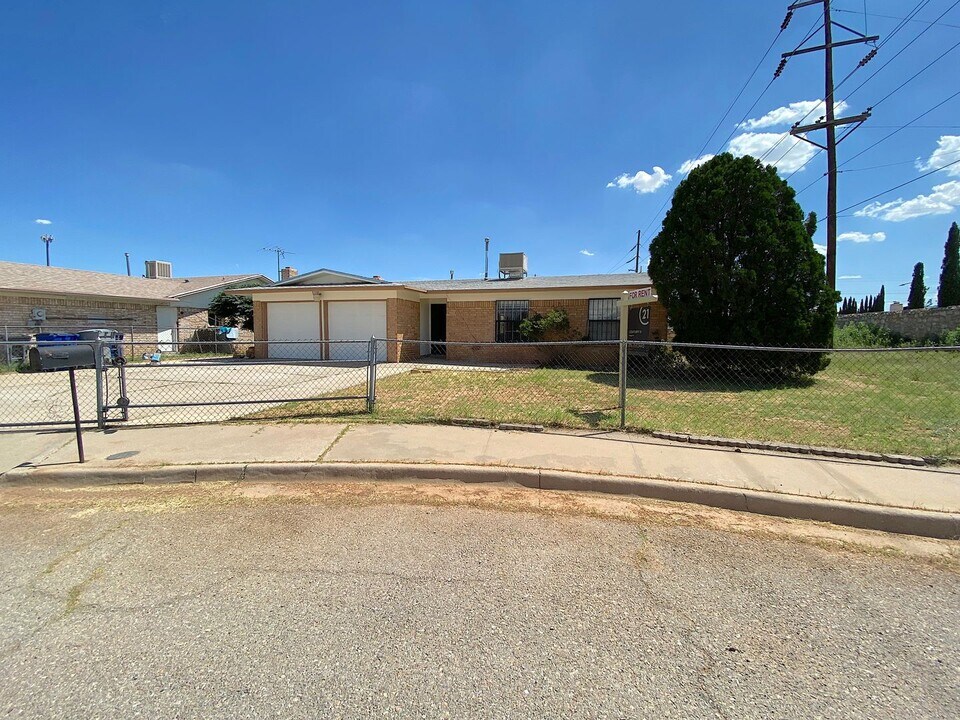 5000 Dearborne Dr in El Paso, TX - Building Photo