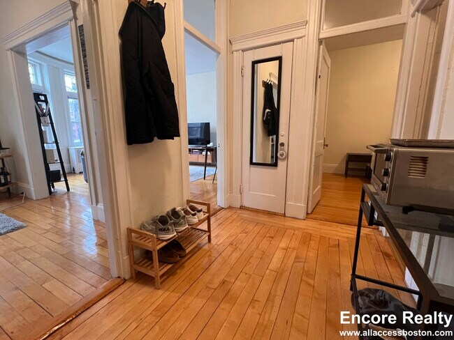 1788 Beacon St, Unit 7 in Brookline, MA - Building Photo - Building Photo
