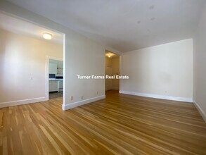 395A Harvard St, Unit 6 in Brookline, MA - Foto de edificio - Building Photo