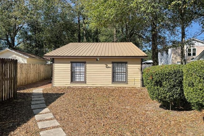 property at 909 Mapoles St