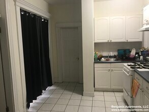 1304 Commonwealth Ave, Unit 14 in Boston, MA - Building Photo - Building Photo