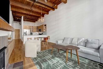 525 W Superior St, Unit 322 in Chicago, IL - Building Photo - Building Photo
