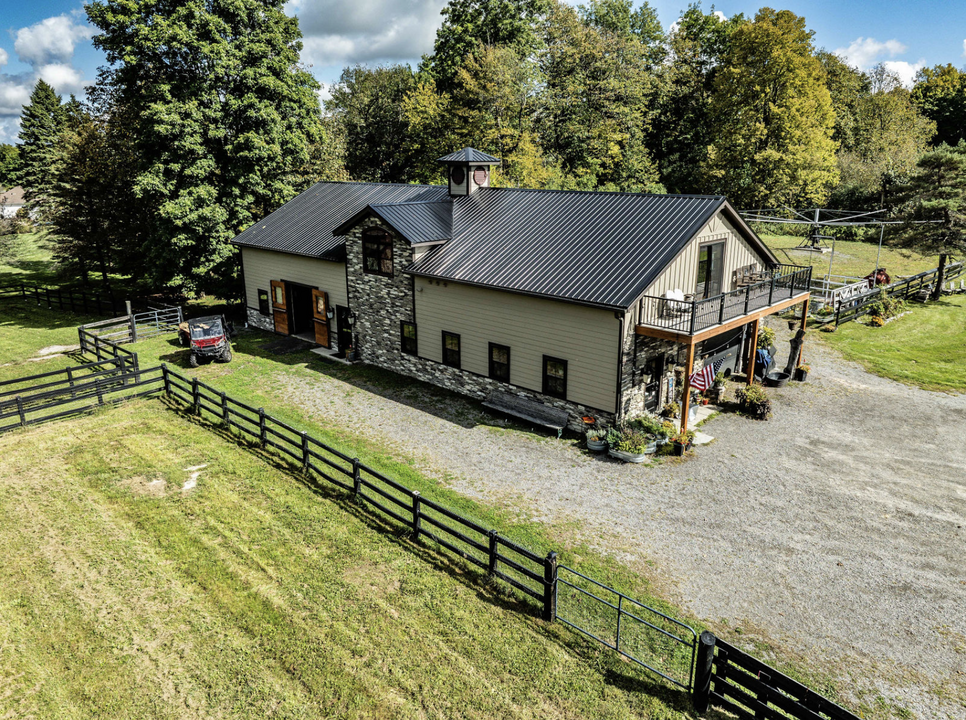 5309 Mac Clenthen Rd in Manlius, NY - Foto de edificio