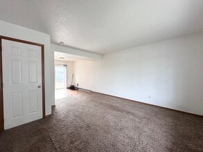 1310 NE Kane Dr in Gresham, OR - Building Photo - Building Photo