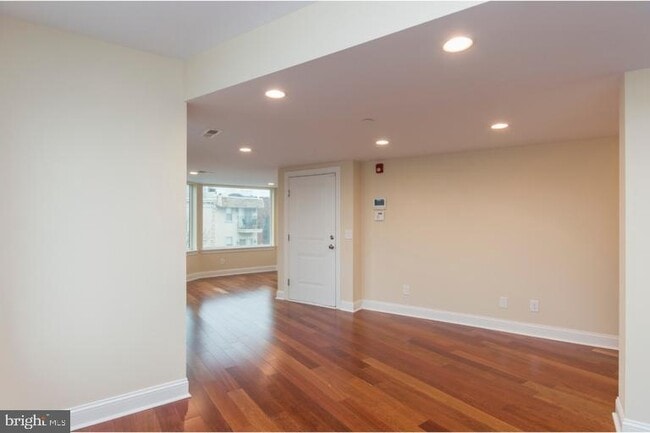 225 W Girard Ave in Philadelphia, PA - Building Photo - Building Photo