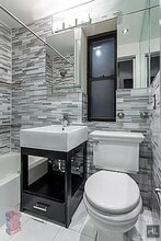 Avenue B, Unit 2C in New York, NY - Foto de edificio - Building Photo