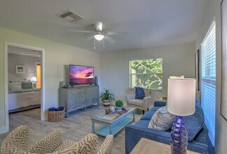 724 108th Ave N in Naples, FL - Foto de edificio - Building Photo