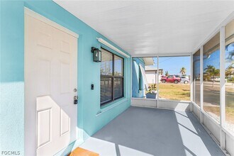 2371 Baybreeze St in Saint James City, FL - Foto de edificio - Building Photo