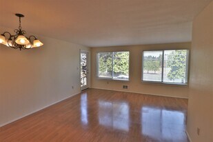 707 N 130th St in Seattle, WA - Building Photo