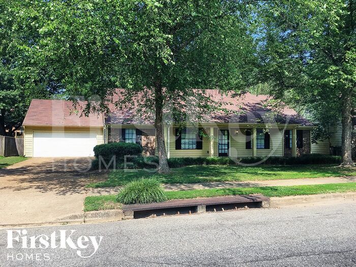 1053 Boones Hollow Dr in Memphis, TN - Building Photo