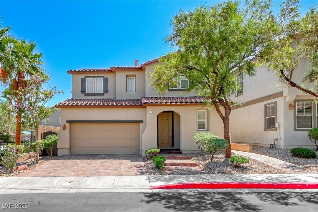 708 Point Bluff St in Henderson, NV - Building Photo