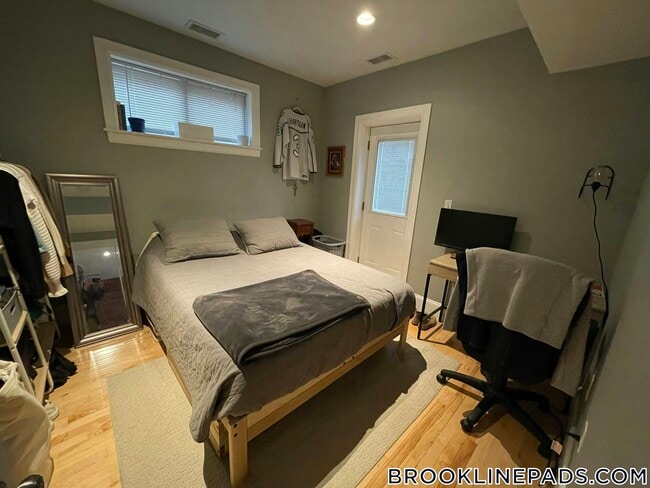 1203 Beacon St in Brookline, MA - Foto de edificio - Building Photo