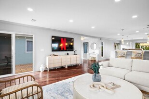 5870 Cactus Way in San Diego, CA - Building Photo