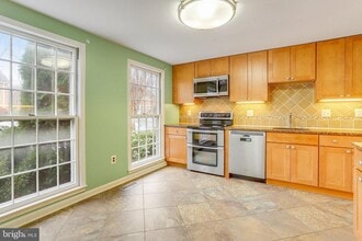 8003 Bethelen Woods Ln in Springfield, VA - Building Photo - Building Photo