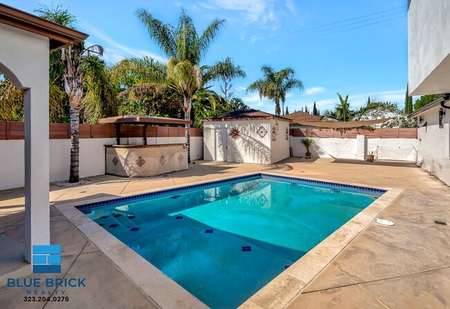 5843 Vanalden Ave in Los Angeles, CA - Building Photo - Building Photo