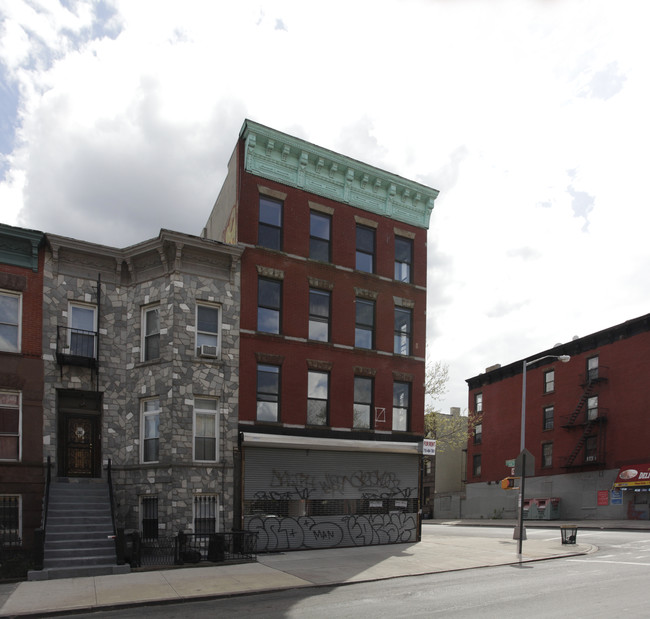 688 Halsey St in Brooklyn, NY - Foto de edificio - Building Photo