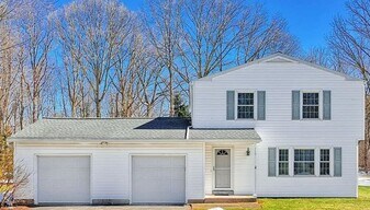 110 Hillary Dr in Rochester, NY - Building Photo