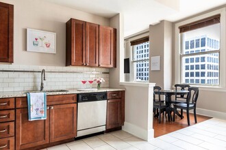 Hibernia Tower Apartments in New Orleans, LA - Building Photo - Building Photo