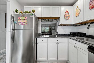 1040 Country Club Dr in Margate, FL - Building Photo - Building Photo