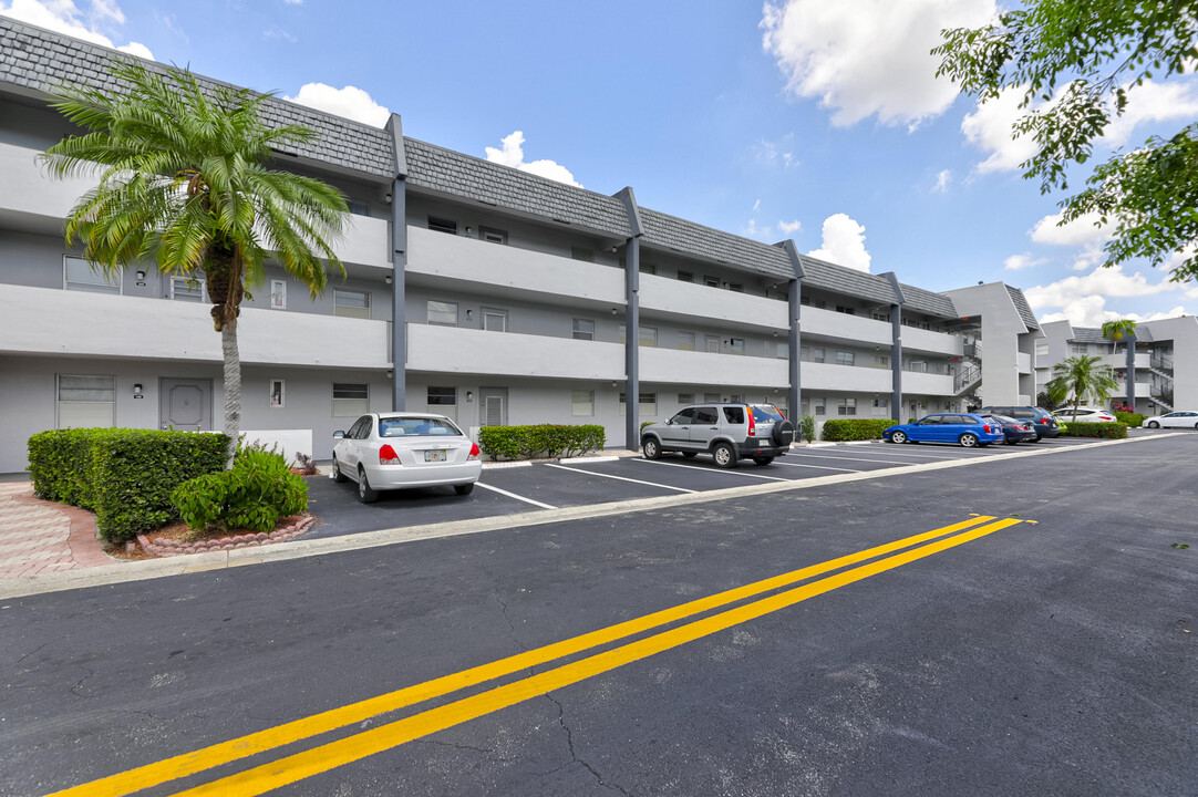 7847 Golf Cir Dr in Margate, FL - Foto de edificio