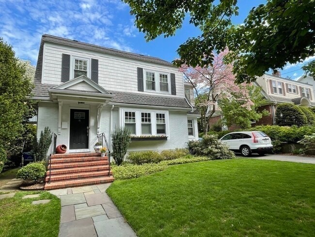 8 Arapahoe Rd in Newton, MA - Building Photo - Building Photo