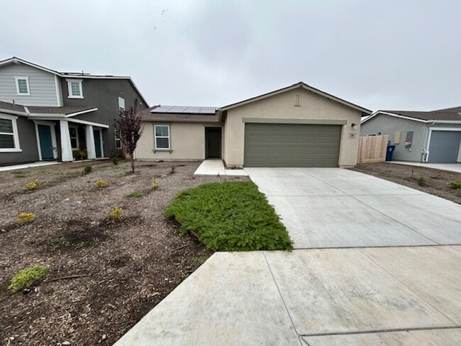 490 Cromley St in Tulare, CA - Building Photo - Building Photo