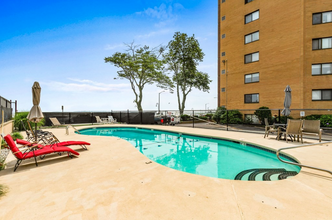 295 Lynn Shore Dr, Unit 105 in Lynn, MA - Building Photo - Building Photo