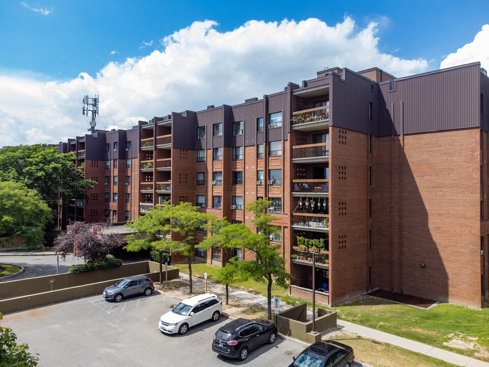 Warren Court Apartments in Toronto, ON - Building Photo