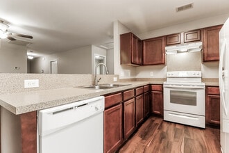 208 Coosawatchie St in Summerville, SC - Building Photo - Building Photo