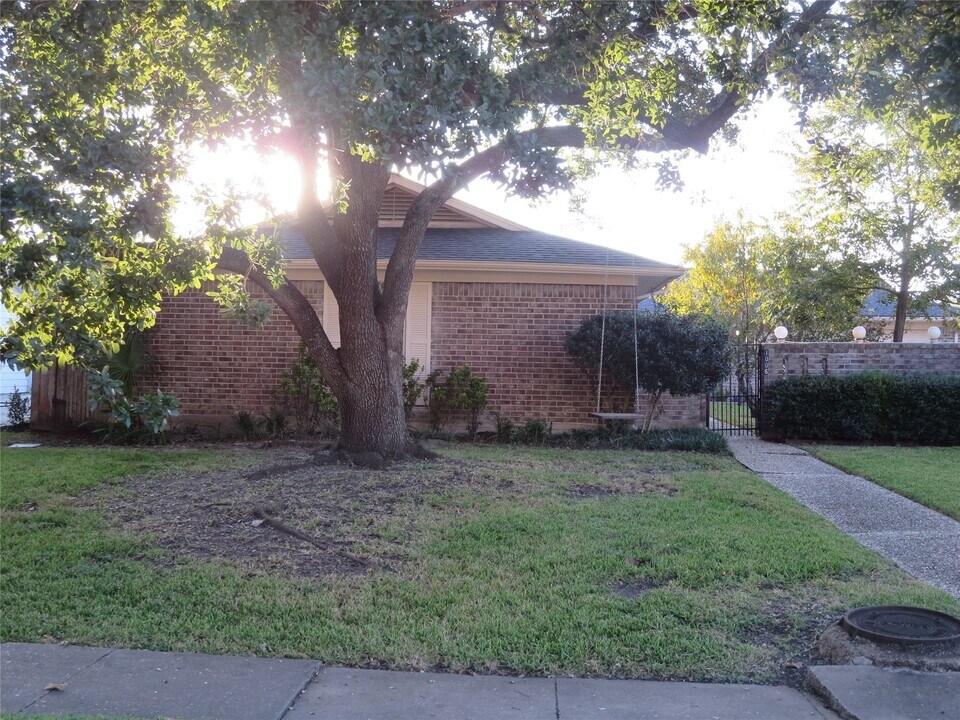 1006 Walnut Bend Ln in Houston, TX - Building Photo